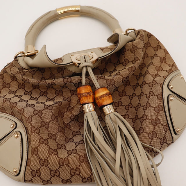 Détail des coins inférieurs en cuir Gucci Indy Hobo occasion authentique — AMANA Vintage