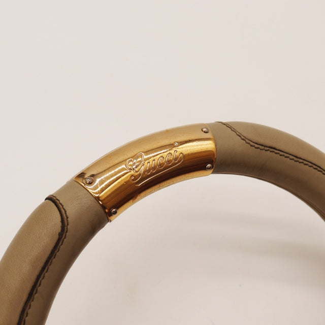 Détail des pompons à embouts bambou Gucci Indy Hobo occasion authentique — AMANA Vintage