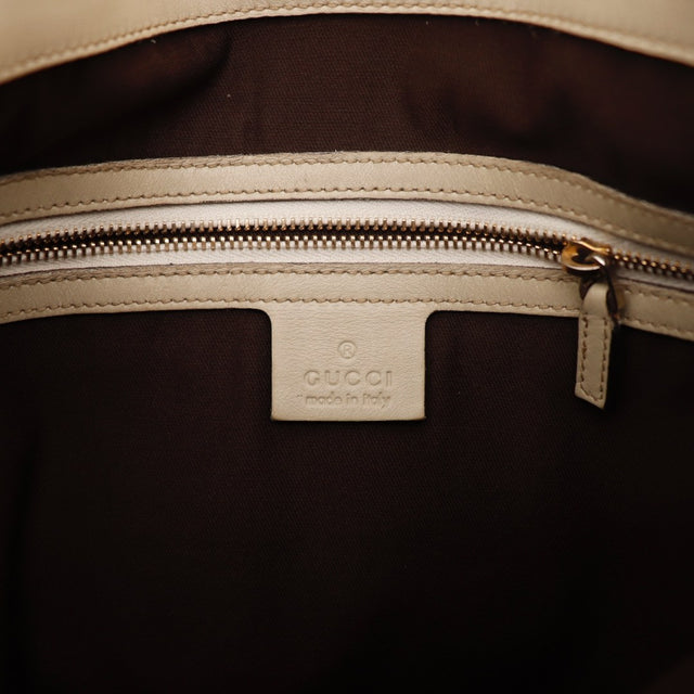 Détail du fermoir tournant Gucci Indy Hobo doré clair occasion authentique — AMANA Vintage