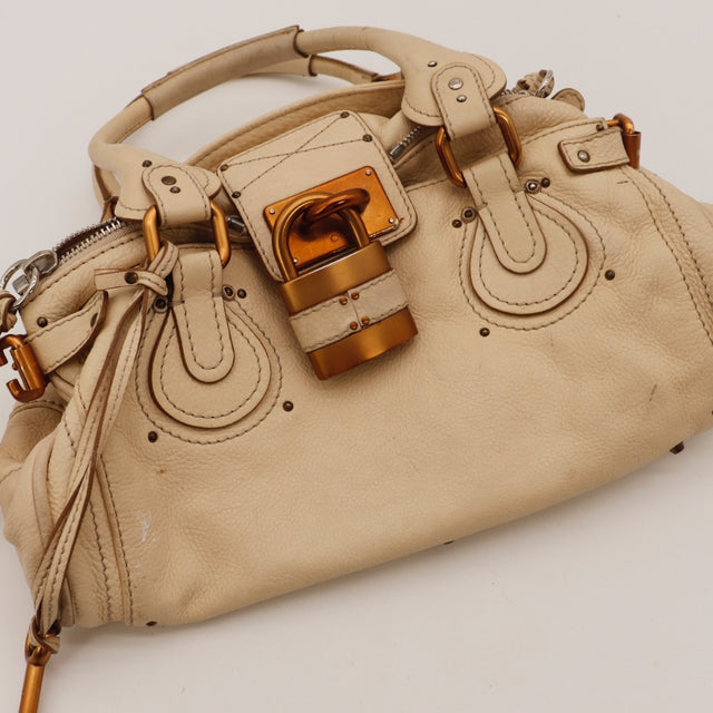 Détail de la patte d'attache Chloé Paddington cuir de veau grainé beige occasion authentique — AMANA Vintage
