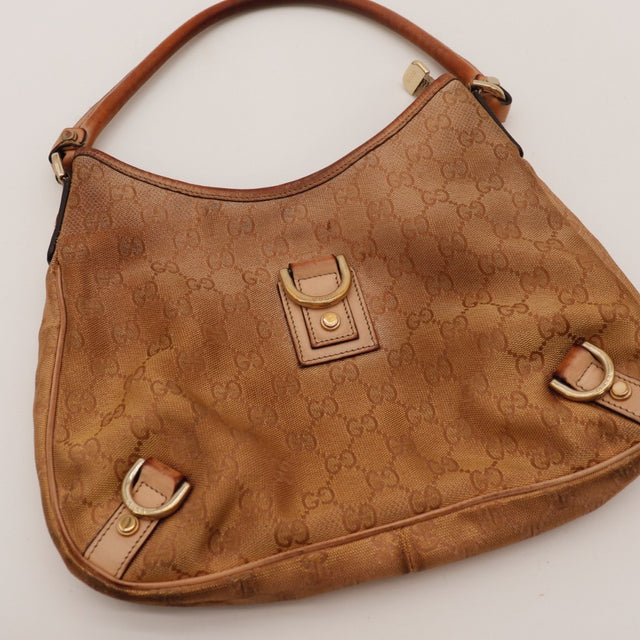 Détail du cuir patiné Gucci Hobo toile monogrammée marron occasion authentique — AMANA Vintage