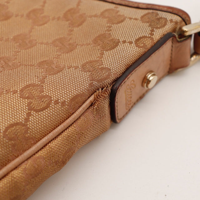 Détail de la fermeture Gucci Hobo toile monogrammée beige occasion authentique — AMANA Vintage