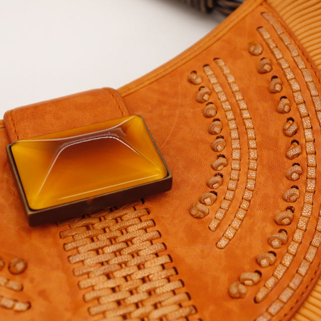 Détail de l'empiècement tressé Christian Dior Hobo Plissé cuir d'agneau orange occasion authentique — AMANA Vintage