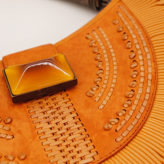 Détail du fermoir cabochon Christian Dior Hobo Plissé cuir d'agneau orange occasion authentique — AMANA Vintage