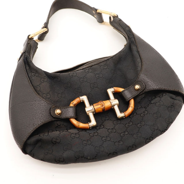 Détail de l'anse en cuir Gucci Hobo Bambou noir occasion authentique — AMANA Vintage