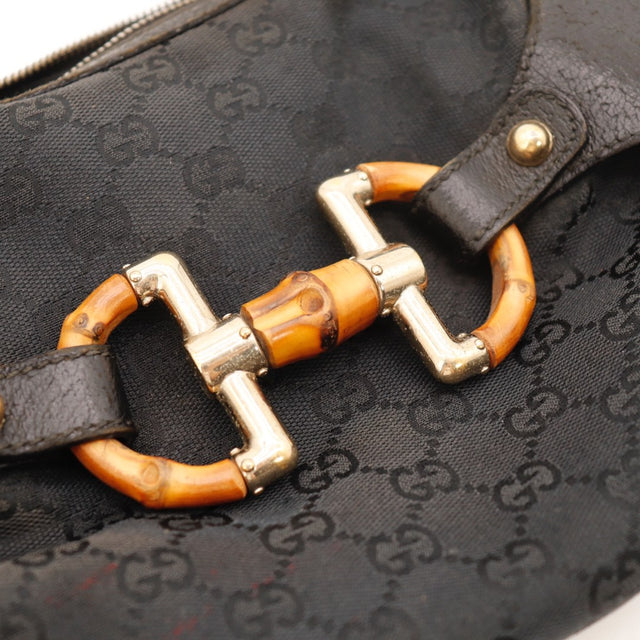 Détail des bordures en cuir Gucci Hobo Bambou noir occasion authentique — AMANA Vintage