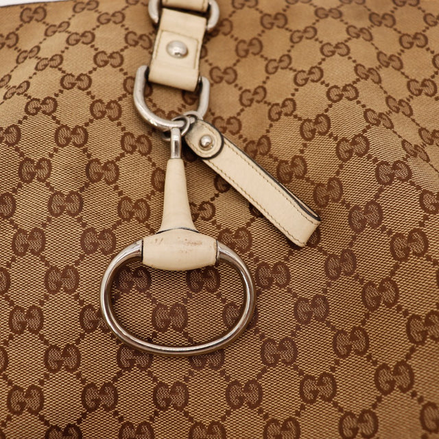 Détail fermoir Horsebit et breloque cuir ivoire Gucci — AMANA Vintage