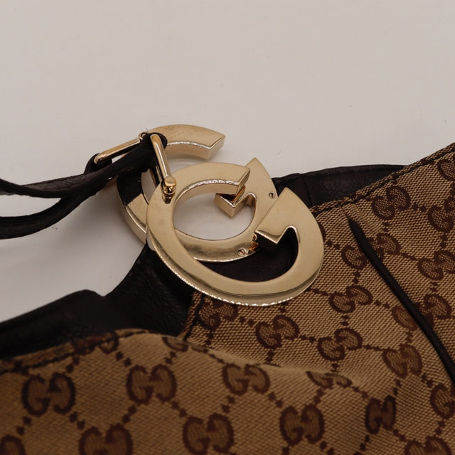 Détail de la breloque mors Gucci Hobo Charlotte doré clair occasion authentique — AMANA Vintage