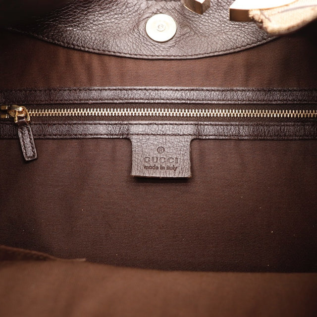 Détail des coutures Gucci Hobo Charlotte cuir marron occasion authentique — AMANA Vintage