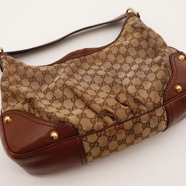 Détail des anneaux et clous Gucci Hobo toile monogrammée beige occasion authentique — AMANA Vintage