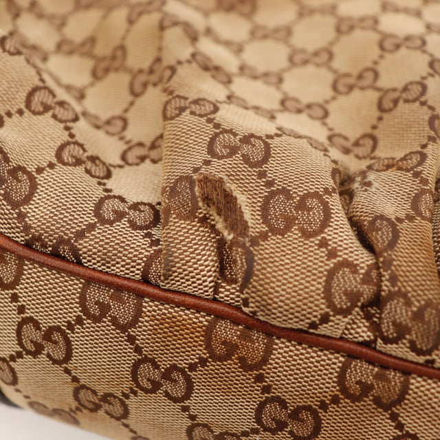 Détail de la bordure inférieure Gucci Hobo toile monogrammée beige occasion authentique — AMANA Vintage