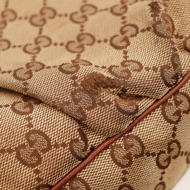 Détail de l'étiquette intérieure Gucci Hobo toile monogrammée beige occasion authentique — AMANA Vintage