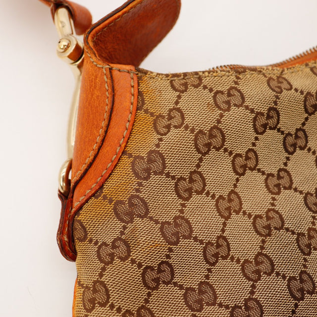 Detail fermoir Horsebit Gucci Hobo canvas beige cuir caramel — AMANA Vintage