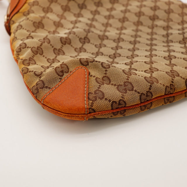 Detail coin inferieur Gucci Hobo Horsebit usure cuir occasion — AMANA Vintage