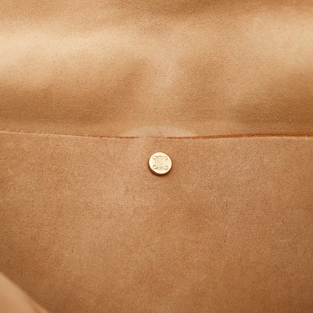 Détail bouton logo Céline sur doublure daim du sac clouté — AMANA Vintage
