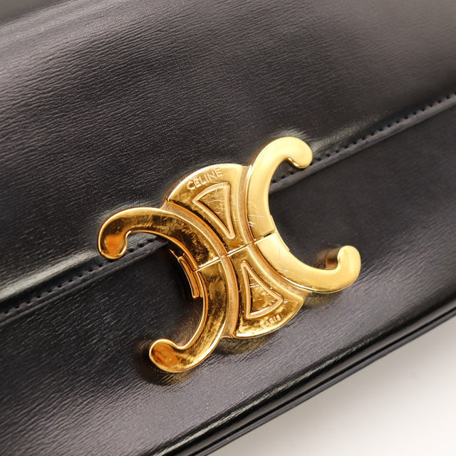 Détail fermoir Triomphe doré Céline cuir noir — AMANA Vintage