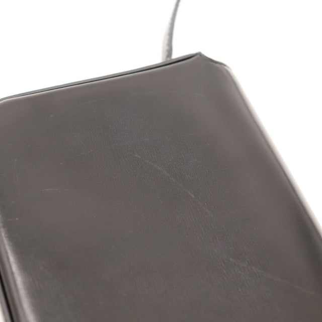 Détail cuir lisse noir arrière sac Céline Triomphe rayures légères — AMANA Vintage