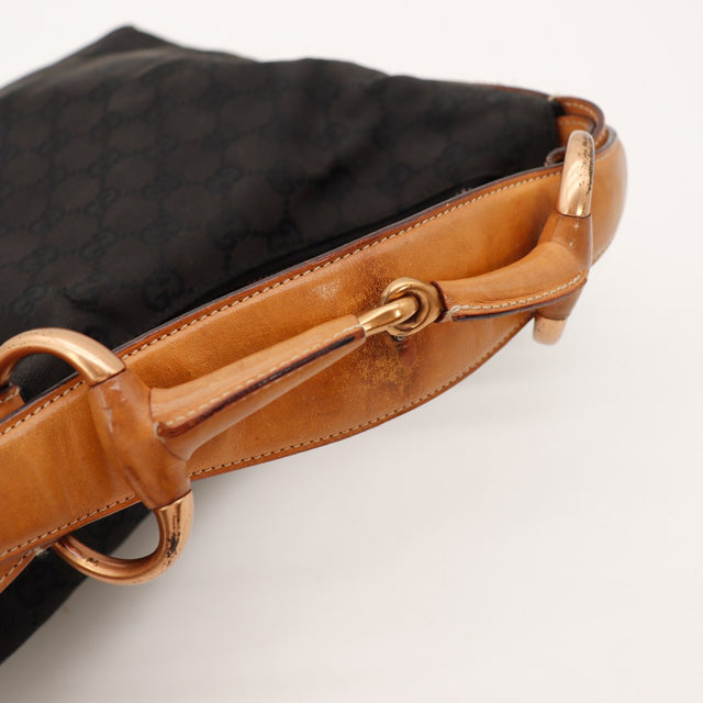 Detail anse cuir et mors métallique doré Gucci Hobo Horsebit — AMANA Vintage