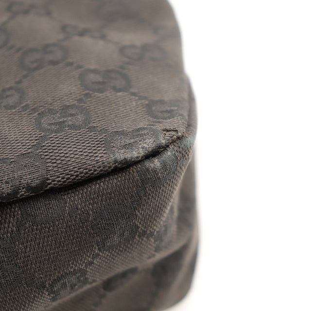 Detail coin inférieur toile monogrammée Gucci Hobo Horsebit — AMANA Vintage