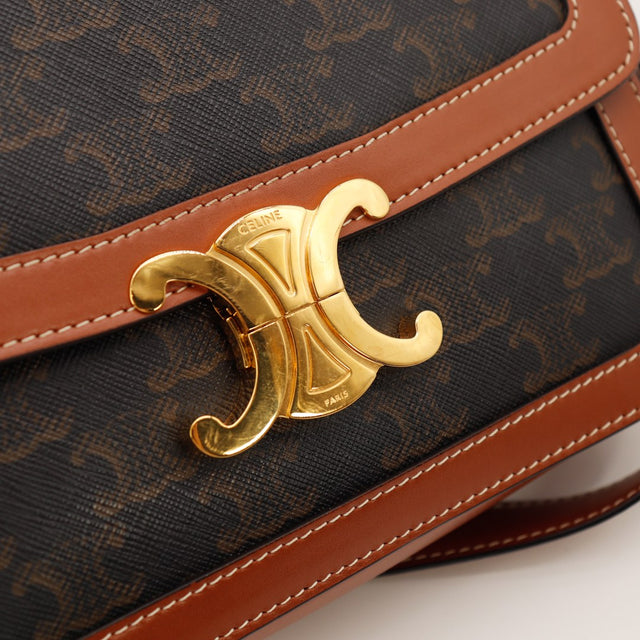 Gros plan fermoir Triomphe et surpiqûres Céline occasion authentique — AMANA Vintage