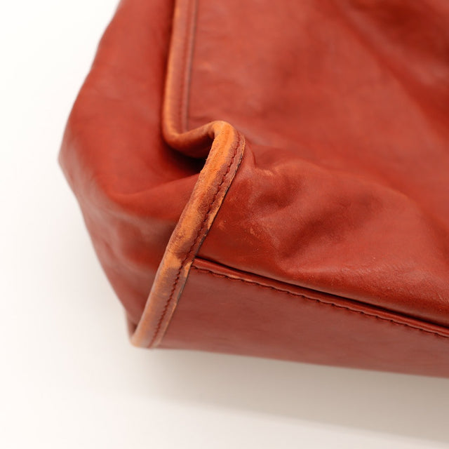 Détail coin Gucci Hobo Stirrup cuir rouge occasion authentique — AMANA Vintage