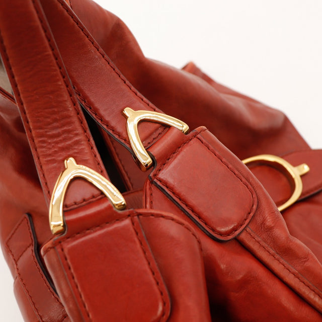 Détail boucle étrier dorée Gucci Hobo Stirrup — AMANA Vintage