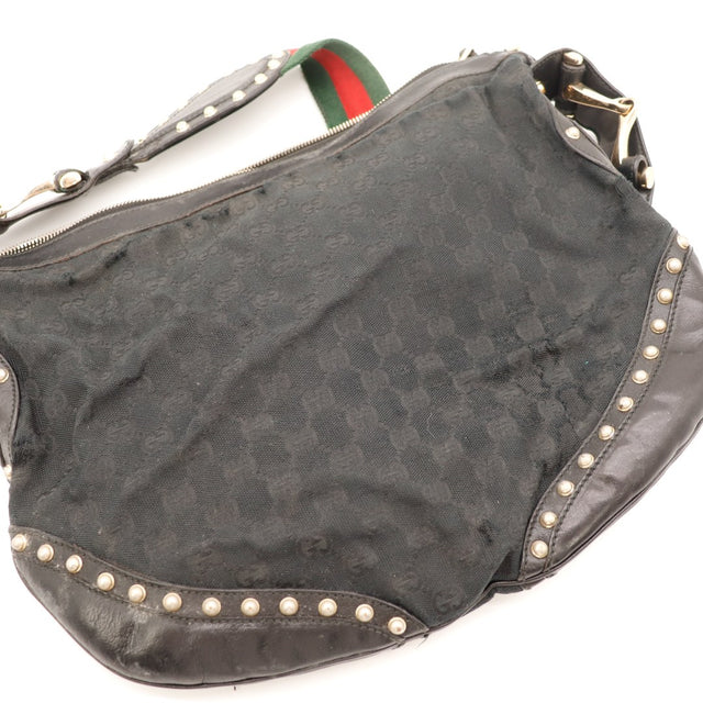 Détail toile monogrammée et cuir clouté Gucci Hobo occasion authentique — AMANA Vintage