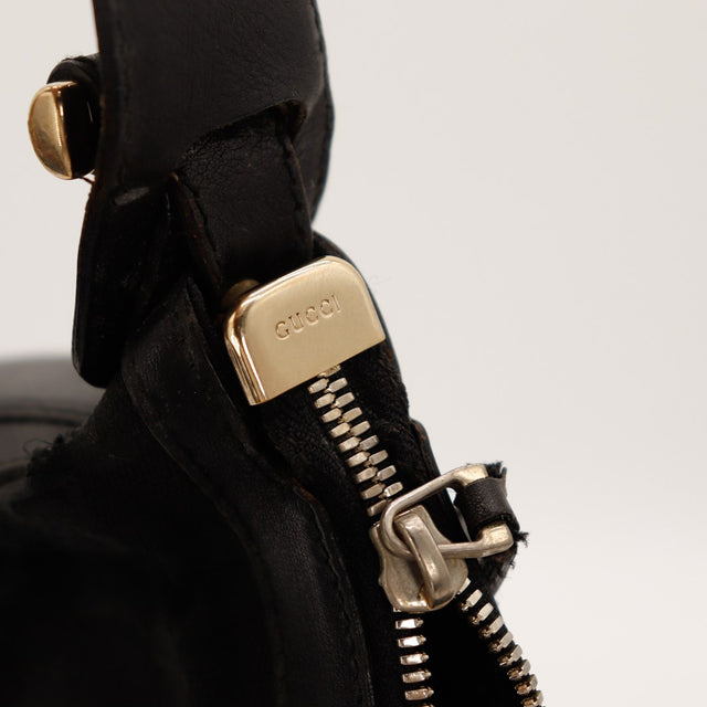 Détail fermeture éclair et logo Gucci Hobo occasion authentique — AMANA Vintage