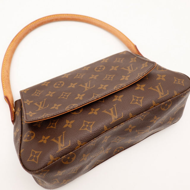 Détail rabat Louis Vuitton Mini Looping toile Monogram occasion authentique — AMANA Vintage