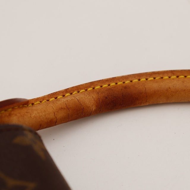 Détail anse cuir vachette Louis Vuitton Mini Looping craquelures — AMANA Vintage