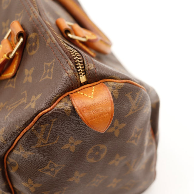 Détail tab de cuir estampillé Louis Vuitton Paris Speedy 30 — AMANA Vintage