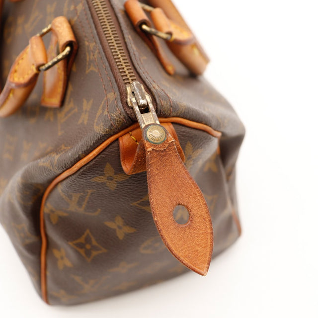 Detail tirette cuir et fermeture eclair Louis Vuitton Speedy 25 — AMANA Vintage