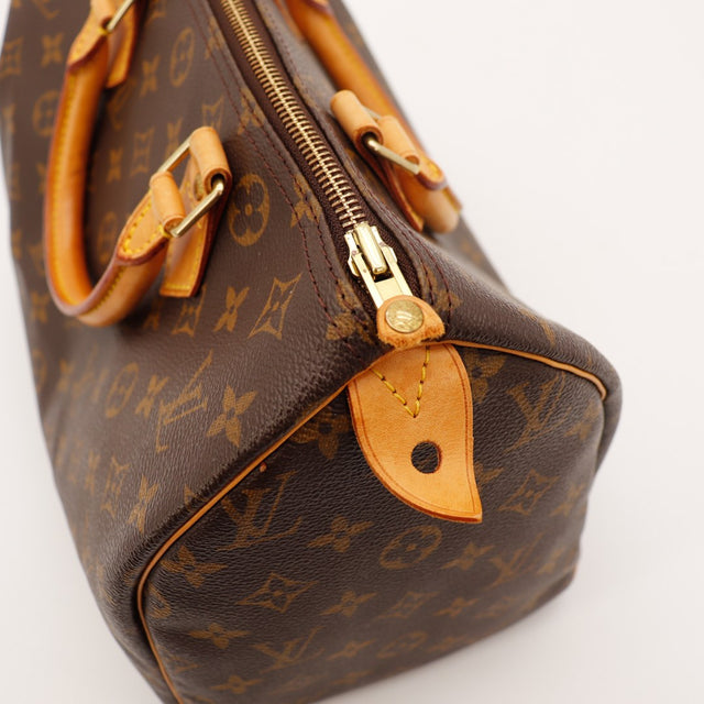 Détail fermeture éclair et tab cuir Louis Vuitton Speedy 30 — AMANA Vintage