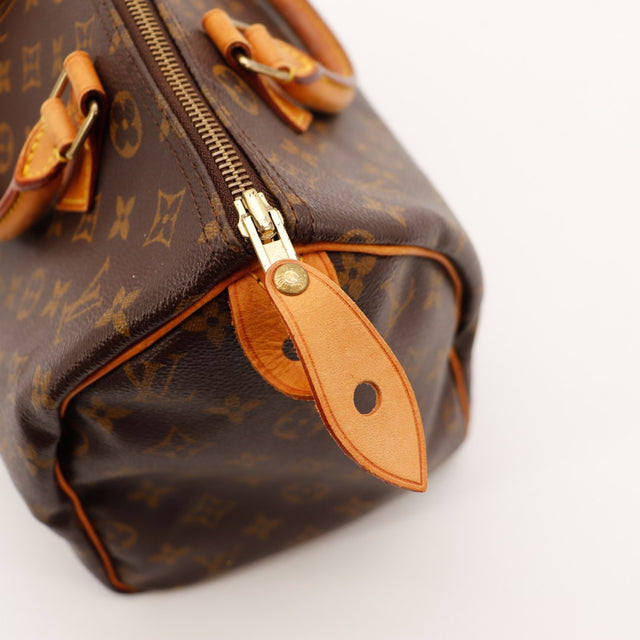 Detail fermeture éclair et tirette cuir Louis Vuitton Speedy 30 — AMANA Vintage