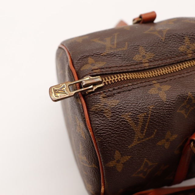 Détail fermeture éclair Louis Vuitton Papillon 30 tirette monogrammée — AMANA Vintage