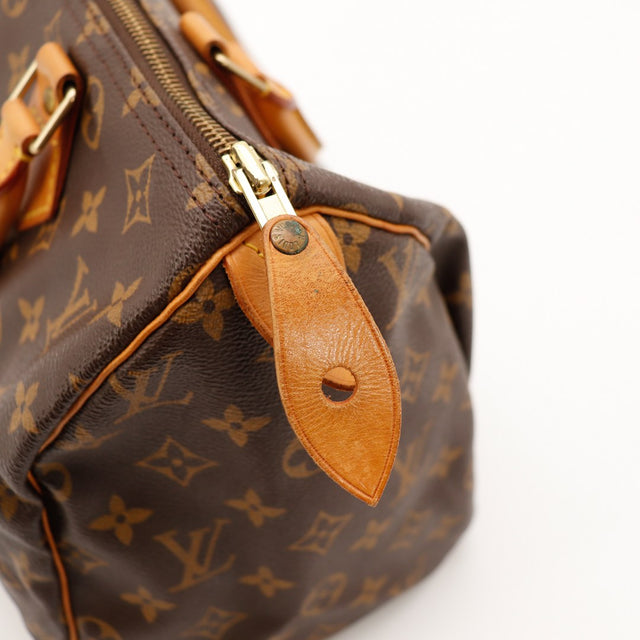 Detail tirette en cuir usee Louis Vuitton Speedy 30 occasion — AMANA Vintage