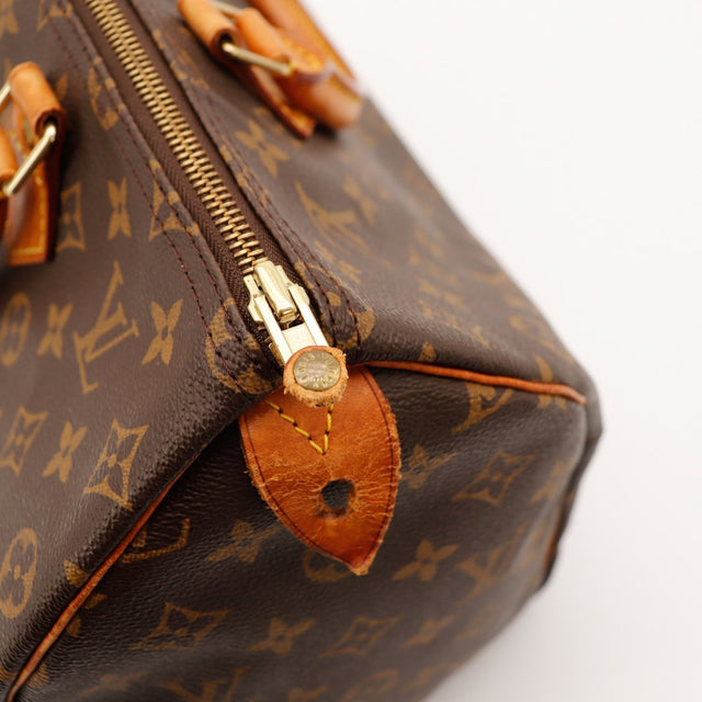 Detail languette cadenas fissuree Louis Vuitton Speedy 35 — AMANA Vintage