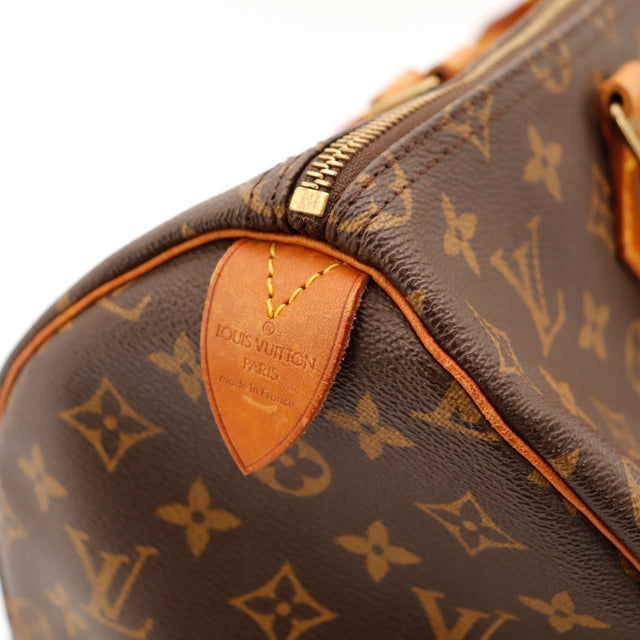 Detail tab cuir vachette Louis Vuitton Speedy 35 patine caramel — AMANA Vintage
