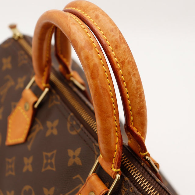 Gros plan anses Louis Vuitton Speedy 35 patine caramel traces d'usage — AMANA Vintage