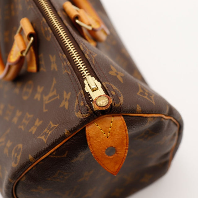 Detail tirette en cuir et zip Louis Vuitton Speedy 35 patine caramel — AMANA Vintage