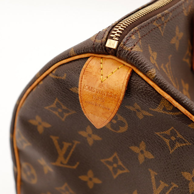 Detail languette cadenas et tab vachette Louis Vuitton Speedy 35 — AMANA Vintage