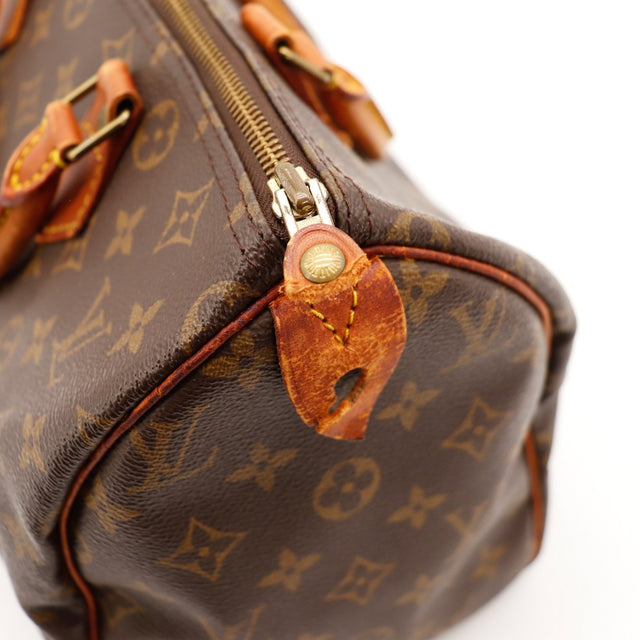 Detail languette cadenas Louis Vuitton Speedy 30 cuir use — AMANA Vintage