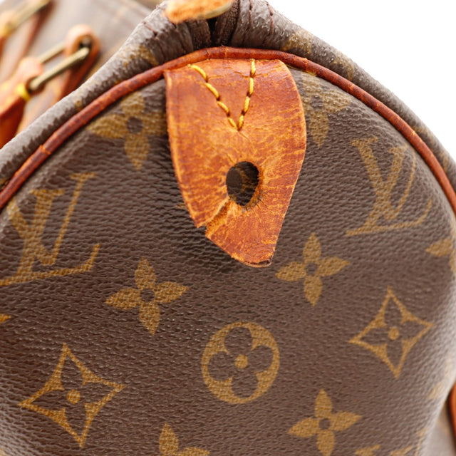 Detail tab vachette Louis Vuitton Speedy 30 cuir use craquele — AMANA Vintage
