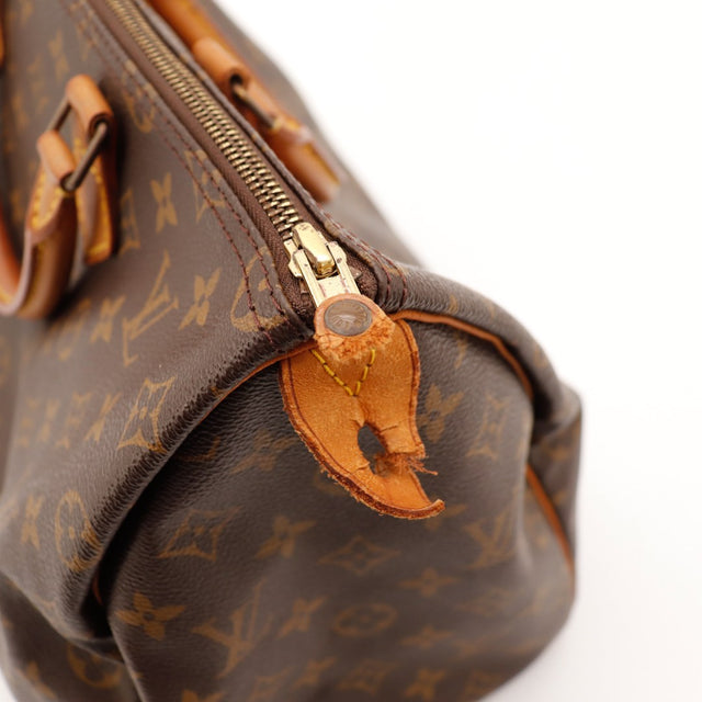 Detail tab vachette Louis Vuitton Speedy 35 patine caramel — AMANA Vintage