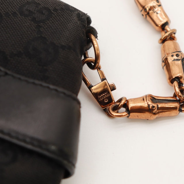 Détail du rabat et de la fermeture Gucci Pochette Horsebit toile monogrammée occasion authentique — AMANA Vintage