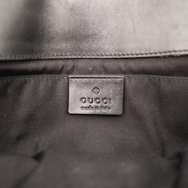 Vue de profil Gucci Pochette Horsebit toile monogrammée noire et satin rose occasion authentique — AMANA Vintage