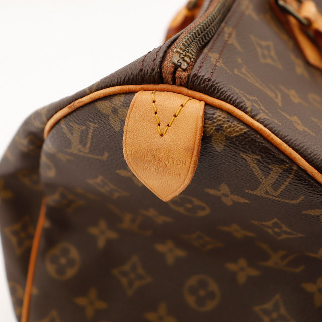 Detail tab vachette Louis Vuitton Speedy 40 patine caramel — AMANA Vintage