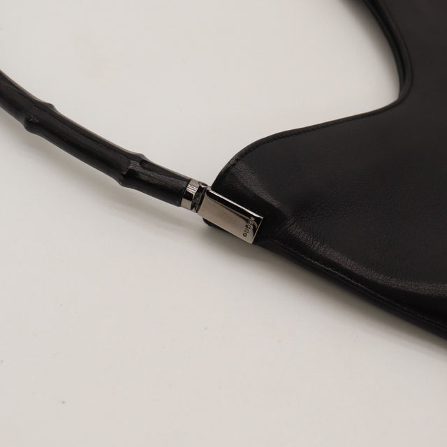 Détail du marquage Gucci Hobo Bambou cuir lisse noir occasion authentique — AMANA Vintage