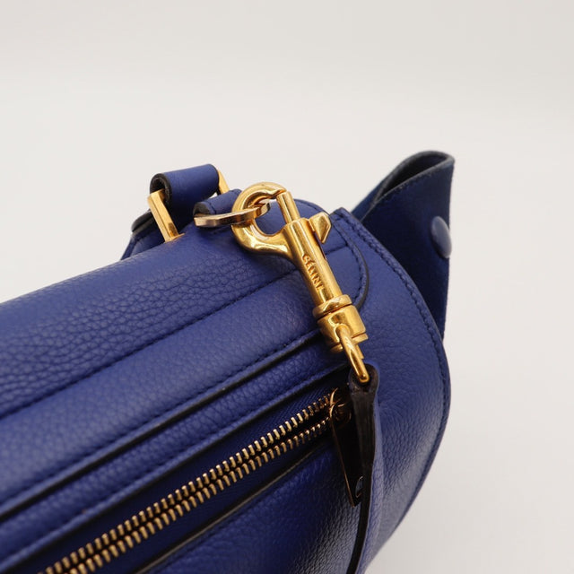 Vue du fermoir Céline Trapèze cuir de veau grainé bleu indigo occasion authentique — AMANA Vintage