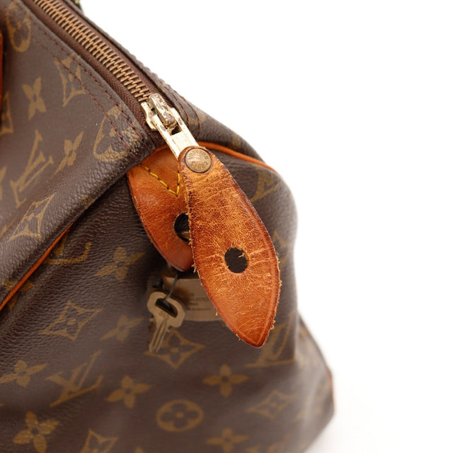 Détail languette cadenas Louis Vuitton Speedy 30 cuir usé effrité — AMANA Vintage